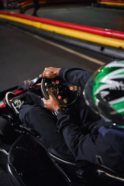 Go cart speed drive, piloto americano africano no capacete segurando volante de carro de corrida de karting — Fotografia de Stock