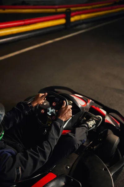 Вид зверху афроамериканський гоночний візок водіння на внутрішньому ланцюзі, швидкісні гонки та автоспорт — стокове фото