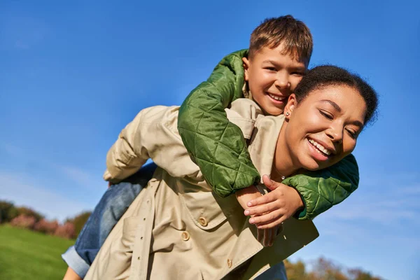 Madre afroamericana feliz divirtiéndose con el hijo, el amor y el concepto de vínculo familiar, la diversidad - foto de stock