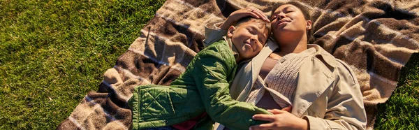 Vue d'en haut, bonheur, amour maternel, femme afro-américaine et son fils couché sur couverture, automne, bannière — Photo de stock