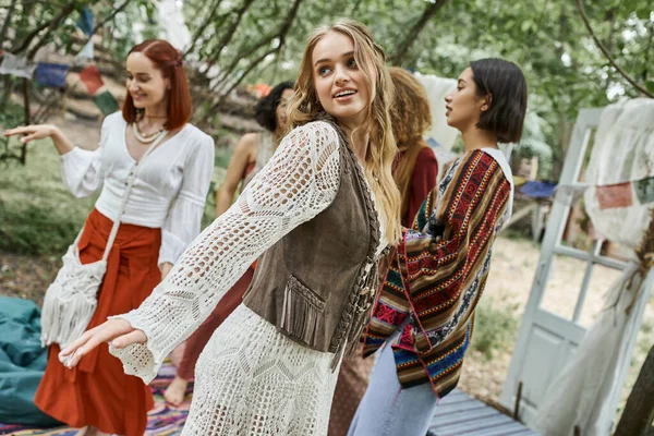 Stylische junge Frau tanzt mit interrassischen Freunden im Freien im Retreat Center — Stockfoto
