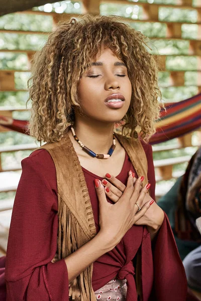Frauen-Retreat-Konzept, afrikanisch-amerikanische Frau in Boho-Kleidung meditiert mit geschlossenen Augen — Stockfoto