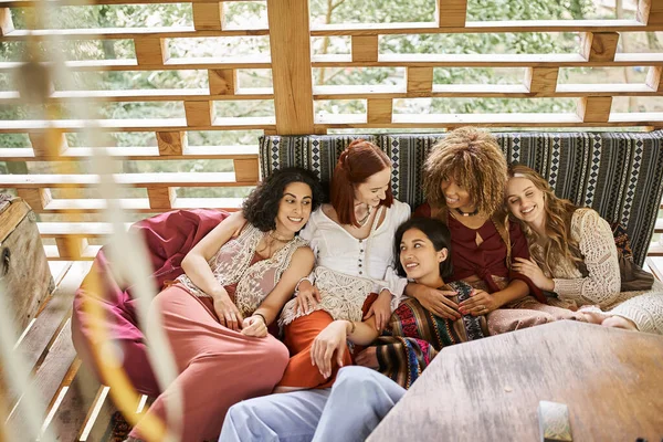Positive und stilvolle multirassische Frauen entspannen sich in gemütlicher Hütte des Rückzugszentrums — Stockfoto