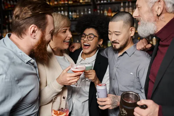 Rire femme afro-américaine cliquetis lunettes avec multiethnique succès collègues dans le bar — Photo de stock