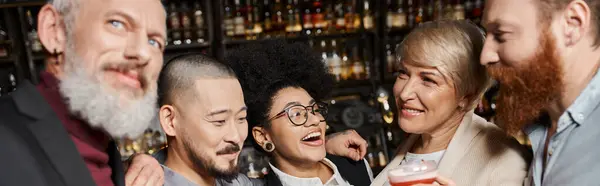 Vielfältiges Team glücklicher und erfolgreicher multikultureller Kollegen, die sich nach der Arbeit in der Bar entspannen, Banner — Stockfoto