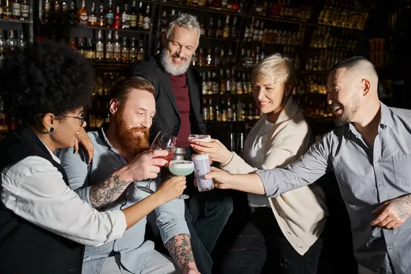 Heureux multiethnique travail amis cliquetis lunettes pendant la fête dans le bar, loisirs et plaisir après le travail — Photo de stock