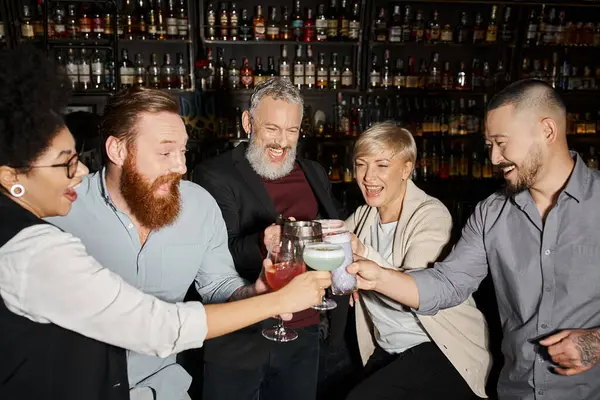Успешные и счастливые коллеги по многонациональному бизнесу звонят в стаканы во время вечеринки в коктейль-баре — стоковое фото