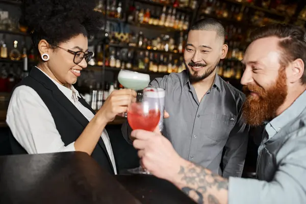 Alegre afro-americana mulher clinking óculos com colegas multiétnicos no bar cocktail — Fotografia de Stock