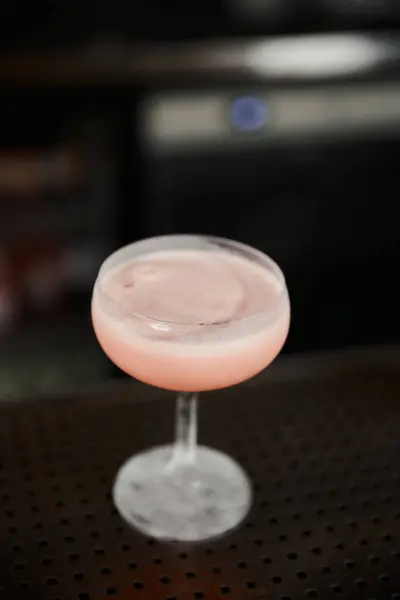 Vidro com delicioso soco de leite alcoólico no balcão em ambiente bar, cultura cocktail clássico — Fotografia de Stock