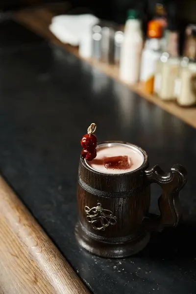 Tasse en bois avec cocktail Kriek rafraîchissant avec glace sur le comptoir du bar, présentation de boissons artisanales — Photo de stock