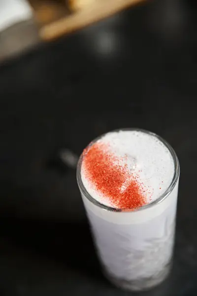 Высокий угол обзора стекла с вкусным молочным пуншем со вкусом корицы, презентация коктейля — стоковое фото