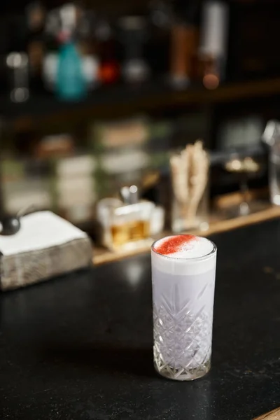 Bicchiere con delizioso punch al latte aromatizzato con cannella sul bancone del bar, classica arte cocktail — Foto stock