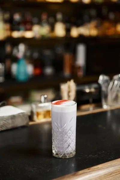 Vidro com soco de leite clássico aromatizado com canela no balcão de bar, apresentação de coquetel — Fotografia de Stock