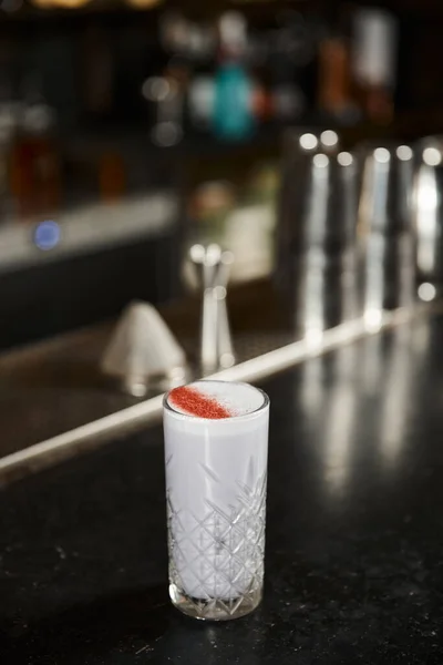 Cocktailkultur, Glas mit leckerem klassischen Milchpunsch mit Zimt auf der Theke — Stockfoto