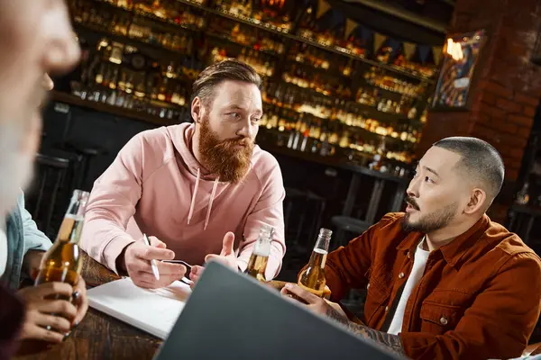 Ásia homem falando para multicultural colegas sobre novo startup projeto durante encontro no pub — Fotografia de Stock