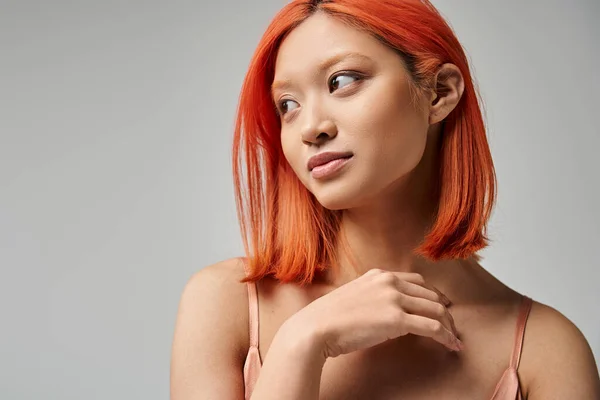 Asiatische Schönheit, Porträt einer jungen Frau mit natürlichem Make-up, die vor grauem Hintergrund wegschaut, Eleganz — Stockfoto
