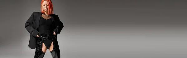 Tenue audacieuse, femme asiatique à la mode en tenue sexy et blazer posant sur fond gris, bannière — Photo de stock