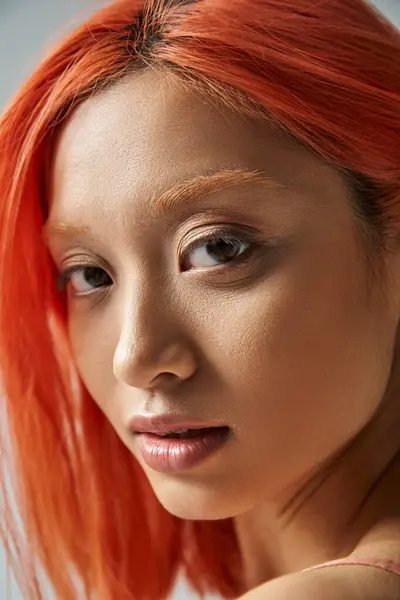 Close up de asiático jovem mulher com maquiagem natural e cabelo vermelho olhando para a câmera, pele macia — Fotografia de Stock