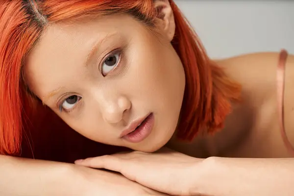 Close up retrato de sedutor mulher asiática com pele perfeita posando no fundo cinza, graça feminina — Fotografia de Stock
