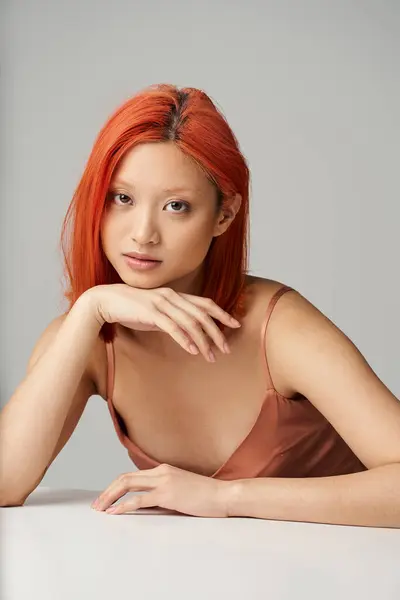 Porträt einer attraktiven und jungen Asiatin mit perfekter Haut vor grauem Hintergrund, weiblicher Anmut — Stockfoto