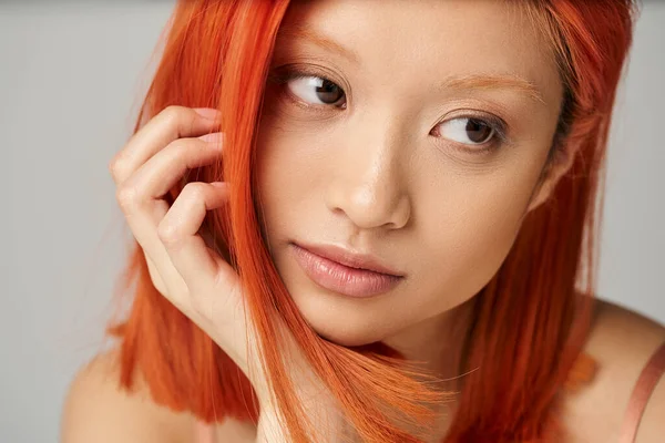 Close up retrato de encantador jovem mulher asiática com pele perfeita devaneio no fundo cinza — Fotografia de Stock