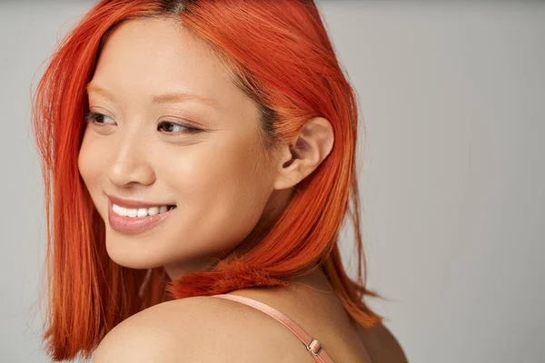 Encantador jovem mulher asiática com pele perfeita e maquiagem natural sorrindo no fundo cinza — Fotografia de Stock