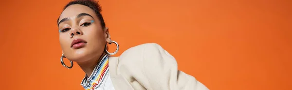 Стильна афроамериканська модель в міському вбранні з аксесуарами і яскравим барвистим макіяжем, банер — стокове фото