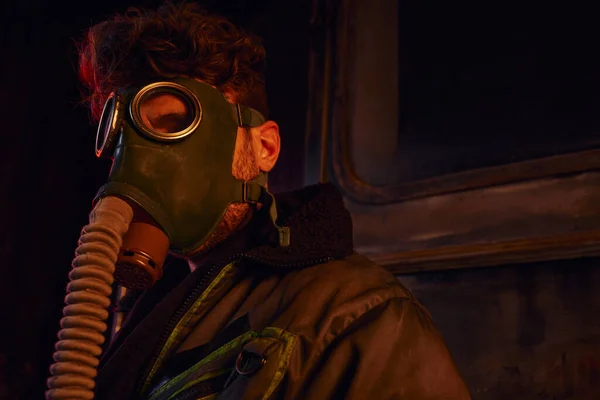 Catastrofe nucleare sopravvissuto indossando maschera antigas in metropolitana abbandonata, post-apocalittico, personaggio del gioco — Foto stock