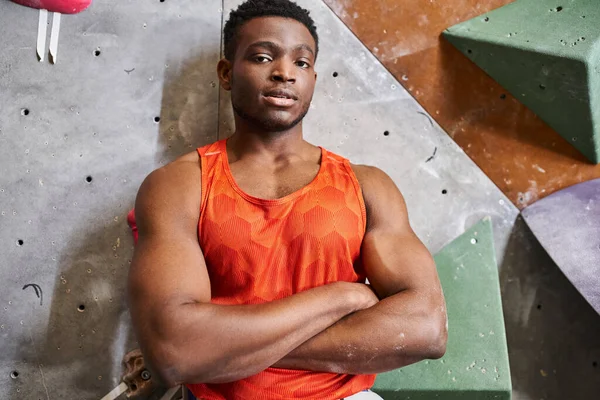 African american man smiling with arms crossed on chest posing next to climbing wall, bouldering — Stock Photo