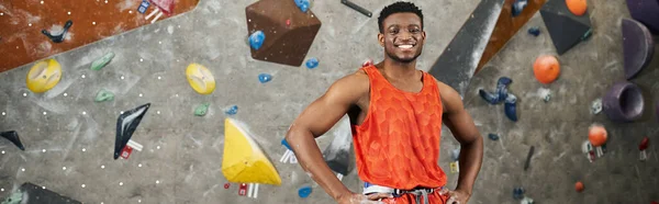 Fröhlicher afrikanisch-amerikanischer Mann posiert in der Nähe einer Kletterwand und lächelt freudig in die Kamera, Banner — Stockfoto