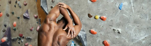 Athlétique torse nu homme afro-américain légèrement plier son corps et fléchir les muscles, bannière — Photo de stock