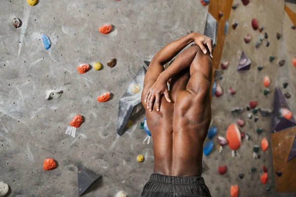 Vue arrière de l'homme afro-américain en forme avec sa chemise off plier son corps et flexion des muscles — Photo de stock