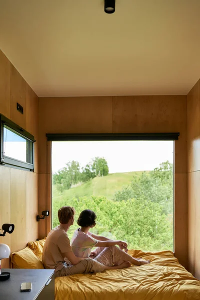 Paar genießt schöne Aussicht auf grüne Bäume und ruht zusammen in Landhaus, Ruhe — Stockfoto