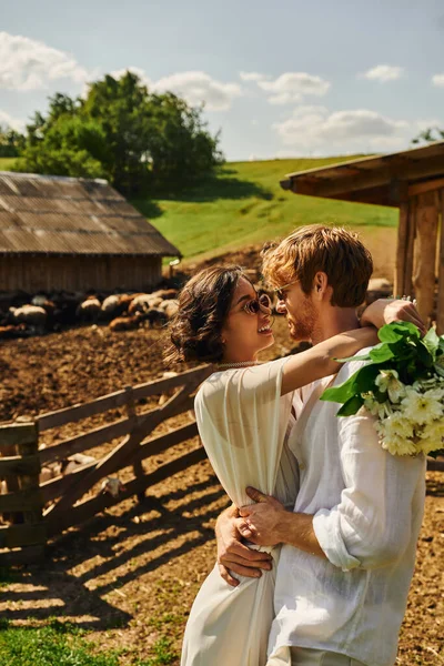 Casamento rústico no estilo de estilo boho, noiva asiática no vestido de noiva olhando para o noivo no campo — Fotografia de Stock