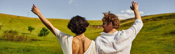 Невеста в свадебном платье, держась за руки со счастливым женихом в поле, просто женатая пара, баннер — стоковое фото