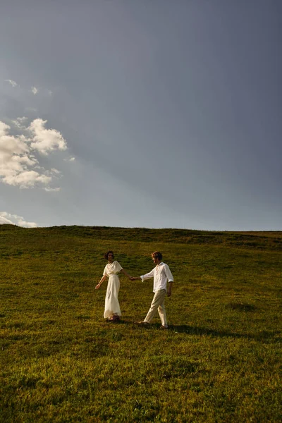 Naturlandschaft, junges Brautpaar im Brautkleid auf der grünen Wiese, frisch verheiratetes Paar — Stockfoto