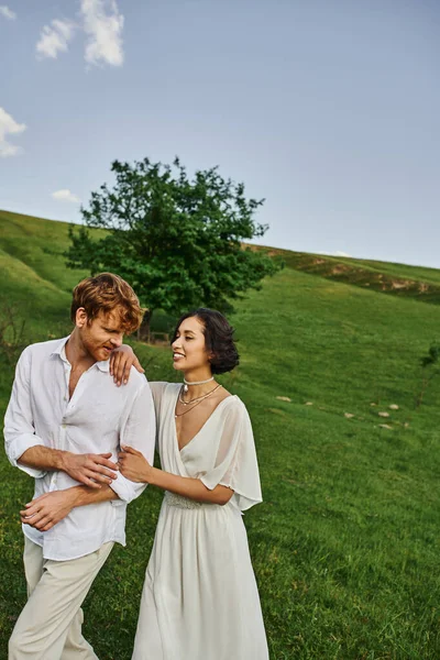 Natura rurale, sposi felici in abito da sposa passeggiando insieme nel campo verde, appena sposati — Foto stock