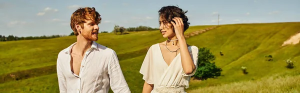 Felice interrazziale sposi che si guardano in campagna con paesaggio panoramico, striscione — Foto stock