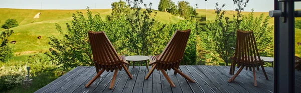 Sedie in legno e tavolino sul portico con vista panoramica sul paesaggio vicino a edificio in vetro, banner — Foto stock