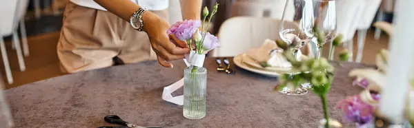 Vista ritagliata di fiorista decorazione tavolo festivo con fiori per la celebrazione in sala eventi, banner — Foto stock