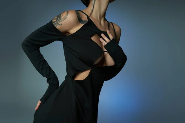 Vista cortada de mulher tatuada sedutora em traje gótico azul cinza pano de fundo, conceito halloween — Fotografia de Stock