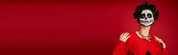 Femme en dia de los muertos maquillage du crâne de sucre et couronne noire sur fond rouge, bannière — Photo de stock