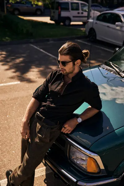 Elegante uomo attraente con occhiali da sole in abito nero appoggiato sulla macchina e guardando altrove, autista sexy — Foto stock