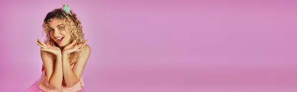 Gioiosa bella donna in rosa dente fata costume sorridente alla macchina fotografica con le mani alzate per affrontare, banner — Foto stock