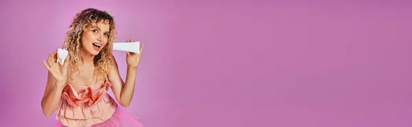 Радісна красива зубна фея в рожевому костюмі і пов'язка з зубною пастою і дитячим зубом, банер — стокове фото