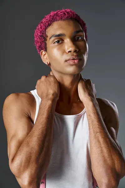 Portrait de jeune homme afro-américain aux cheveux roses avec les mains derrière le cou, la mode et le style — Photo de stock