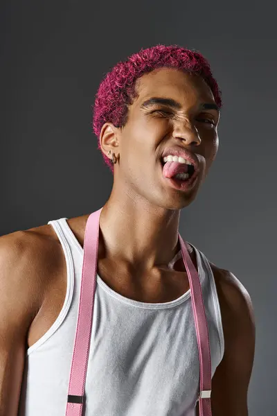 Portrait de jeune homme ludique sortant sa langue devant la caméra, la mode et le style — Photo de stock