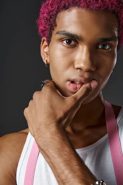 Porträt eines hübschen, stylischen Mannes mit pinkfarbenen Hosenträgern mit hängenden Lippen, Mode und Stil — Stockfoto