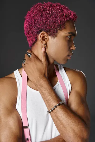 Portrait de jeune homme afro-américain avec accessoires argentés et cheveux roses, mode et style — Photo de stock