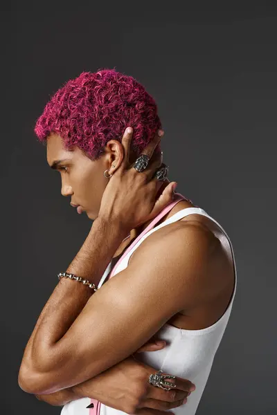 Bel homme aux cheveux roses posant avec les bras croisés et une main derrière le cou, la mode et le style — Photo de stock